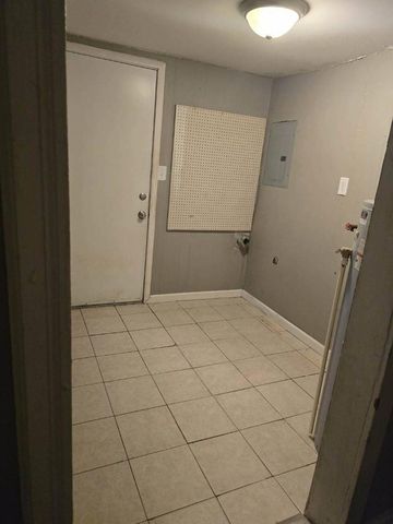 2135 N Roosevelt Avenue, Springfield, MO 65803