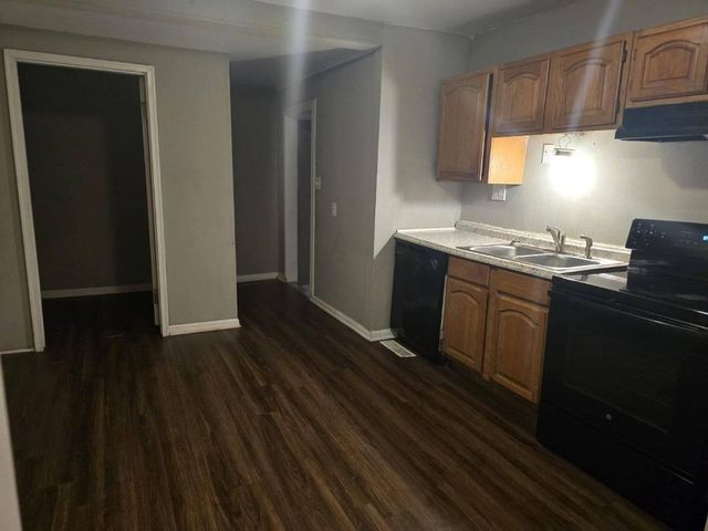 2135 N Roosevelt Avenue, Springfield, MO 65803