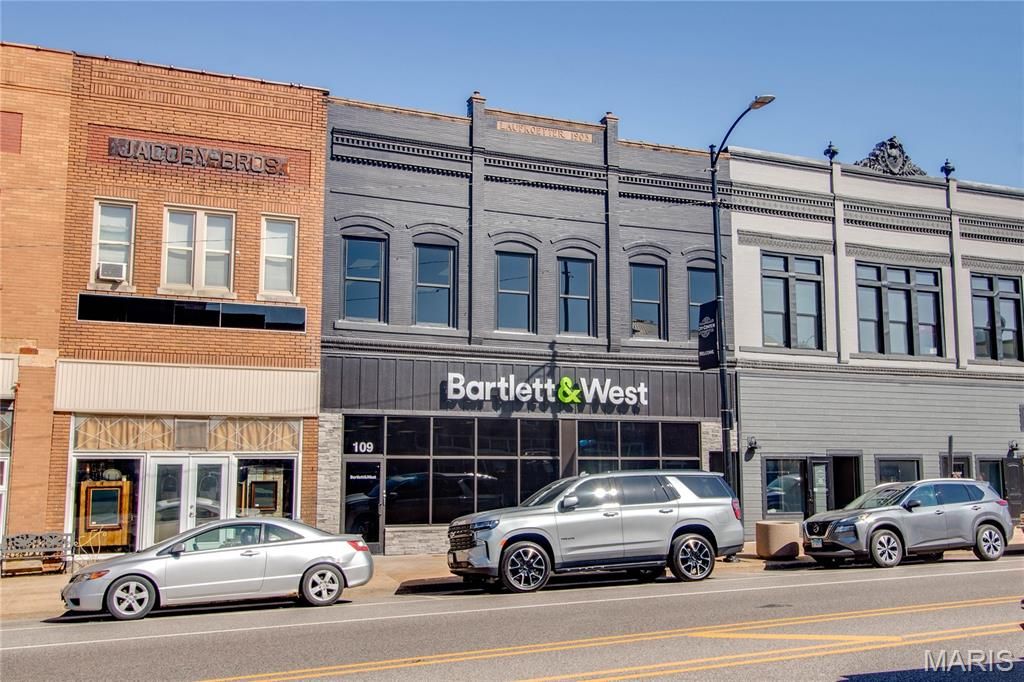 Image 1 of property listing at 107 N State Street, Jerseyville, IL 62052