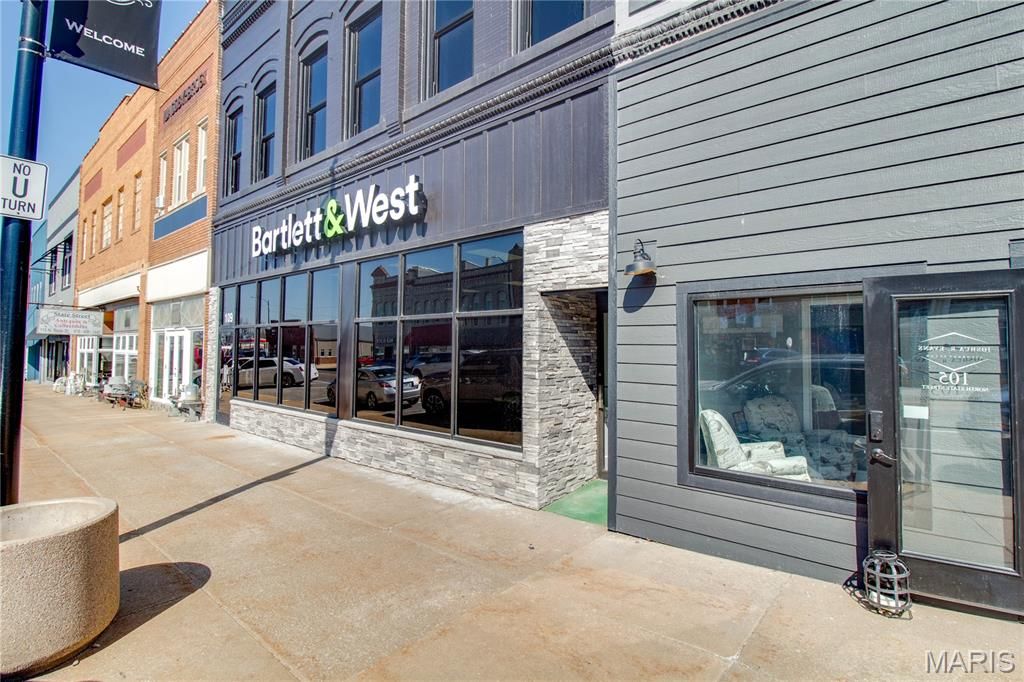 Image 2 of property listing at 107 N State Street, Jerseyville, IL 62052