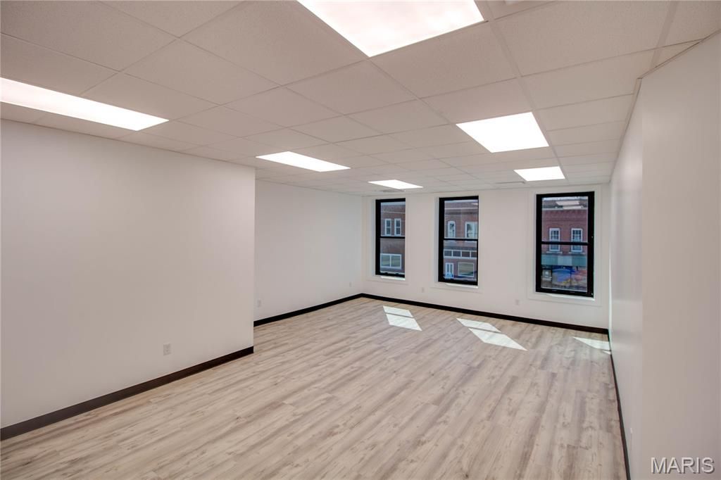 Image 12 of property listing at 107 N State Street, Jerseyville, IL 62052
