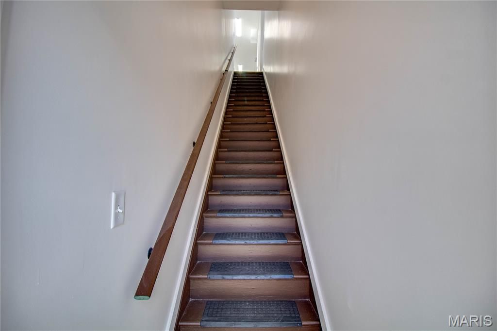 Image 4 of property listing at 107 N State Street, Jerseyville, IL 62052
