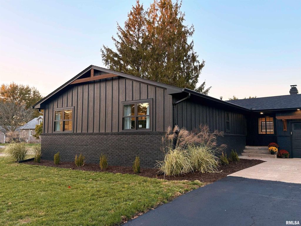 505 E LOCUST Street, Geneseo, IL 61254