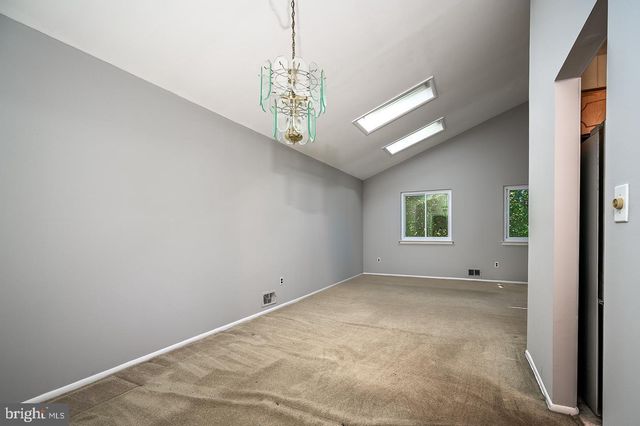 4 DONNER CT, Monmouth Junction, NJ 08852