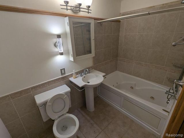 5155 Greenview, Clarkston, MI 48348