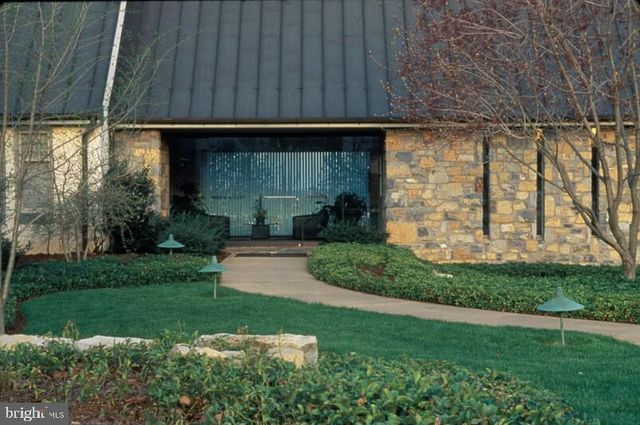 1910 HARRINGTON DR, Lancaster, PA 17601