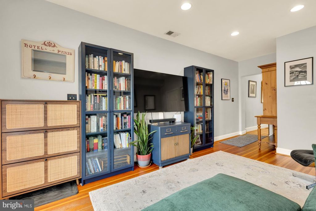 Image 10 of property listing at 122 E OSTEND ST, Baltimore, MD 21230