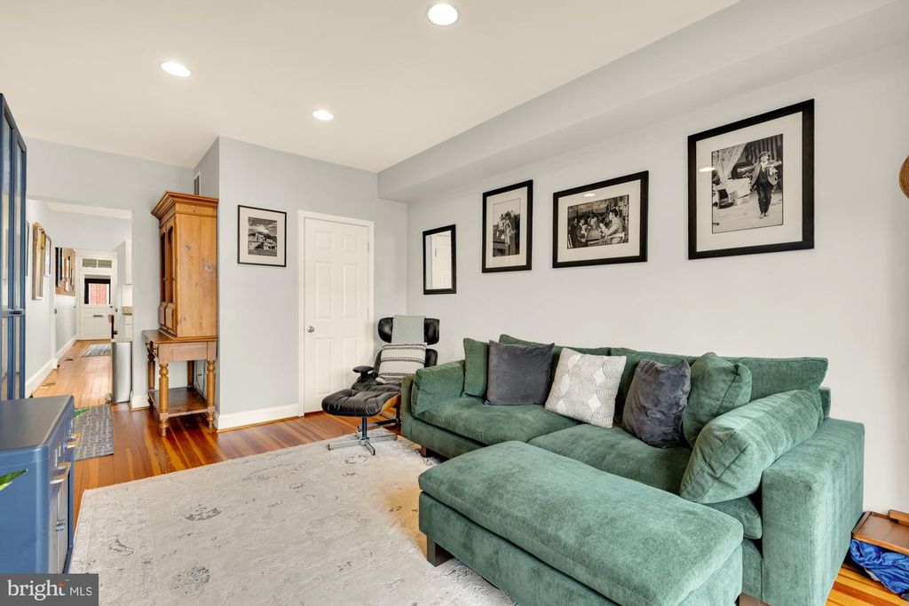 Image 11 of property listing at 122 E OSTEND ST, Baltimore, MD 21230