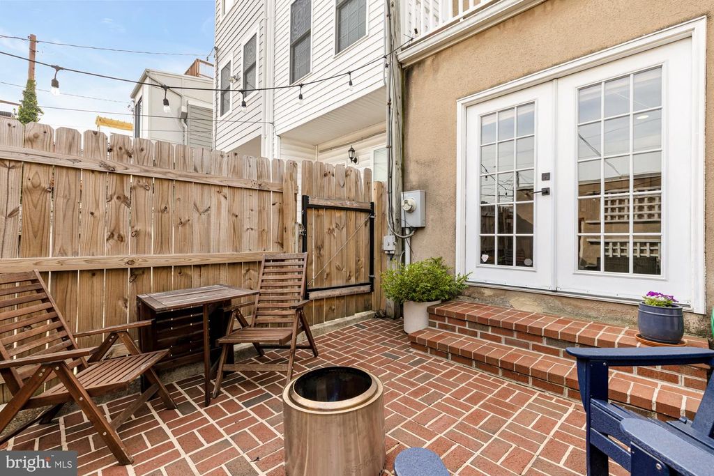 Image 13 of property listing at 122 E OSTEND ST, Baltimore, MD 21230