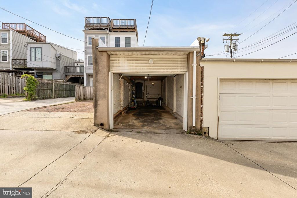 Image 2 of property listing at 122 E OSTEND ST, Baltimore, MD 21230