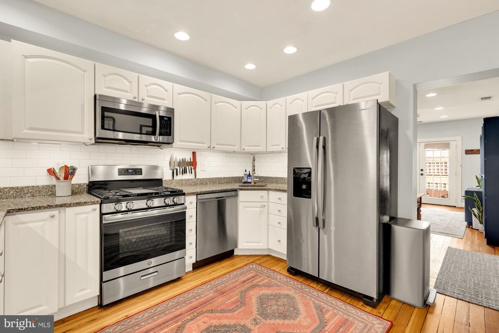 Image 7 of property listing at 122 E OSTEND ST, Baltimore, MD 21230