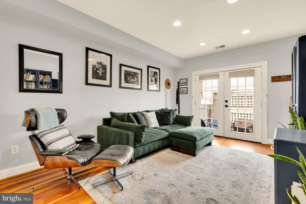 Image 9 of property listing at 122 E OSTEND ST, Baltimore, MD 21230