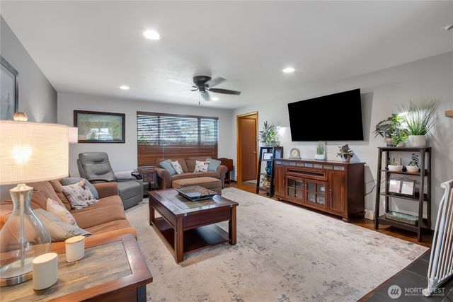 611 13th St SW, Puyallup, WA 98371