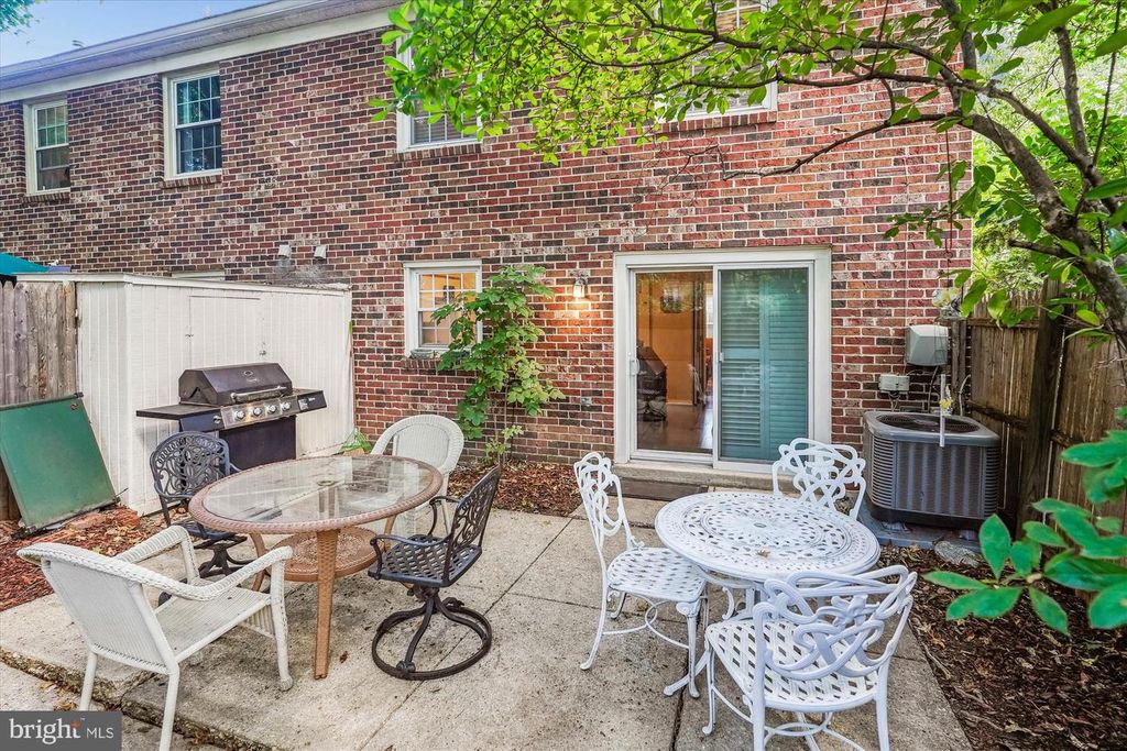 8425 PENSHURST DR #595, Springfield, VA 22152