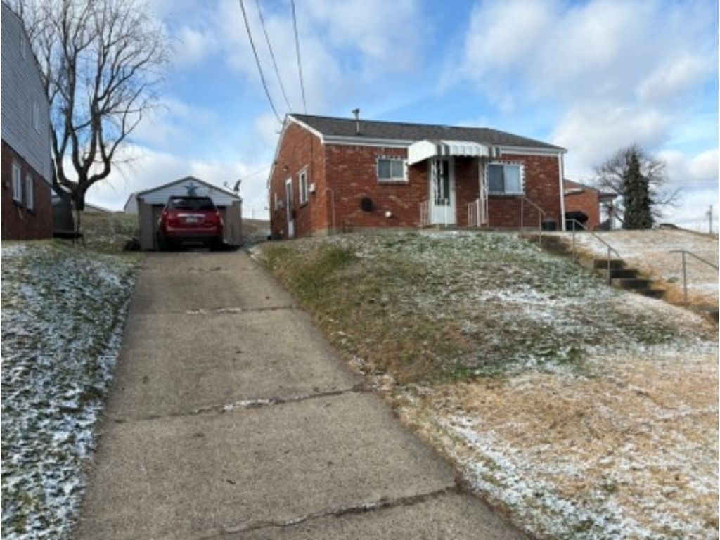 117 Delrose Dr, Liberty Boro, PA 15133