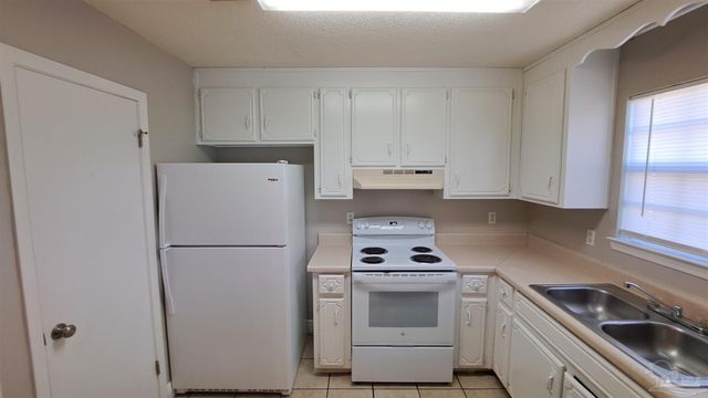828 Lavon Dr, Pensacola, FL 32506