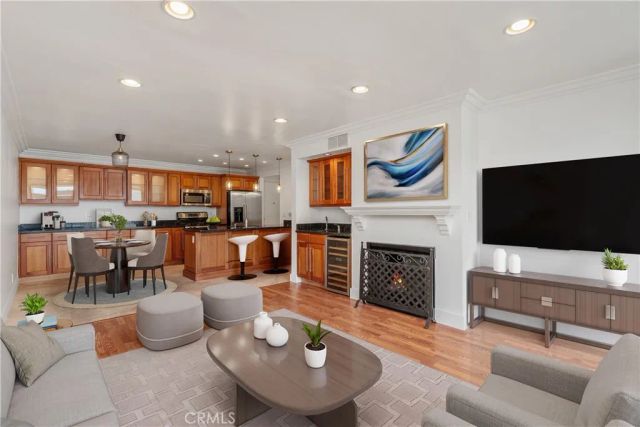 911 N Kings Road 319, West Hollywood, CA 90069