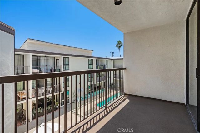 911 N Kings Road 319, West Hollywood, CA 90069
