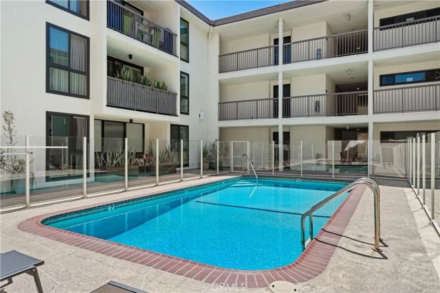 911 N Kings Road 319, West Hollywood, CA 90069