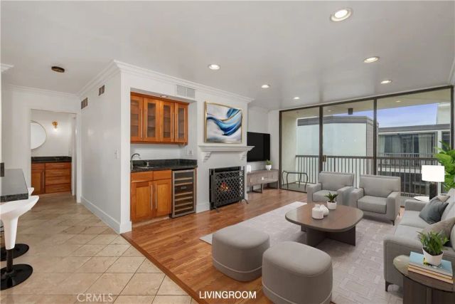 911 N Kings Road 319, West Hollywood, CA 90069