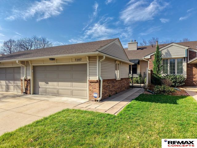 7207 Grand Oaks Drive, Lincoln, NE 68516