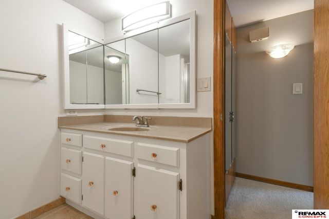 7207 Grand Oaks Drive, Lincoln, NE 68516