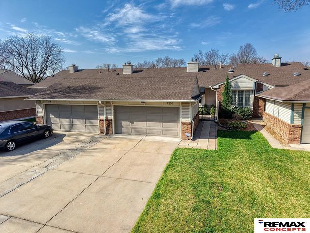 7207 Grand Oaks Drive, Lincoln, NE 68516