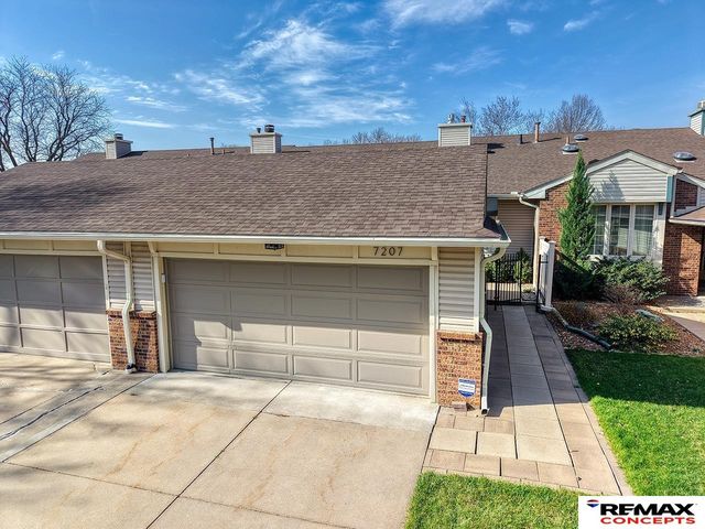 7207 Grand Oaks Drive, Lincoln, NE 68516