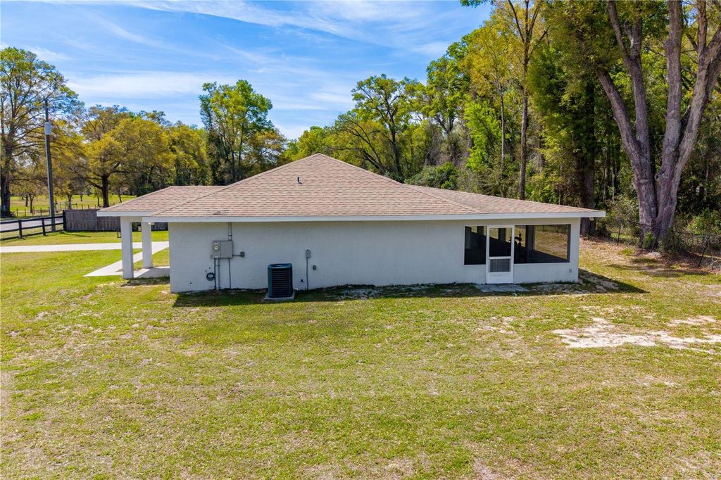 Image 9 of property listing at 3630 W STRICKLAND AVENUE, Bell, FL 32619