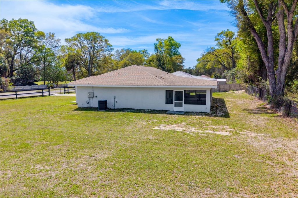 Image 10 of property listing at 3630 W STRICKLAND AVENUE, Bell, FL 32619