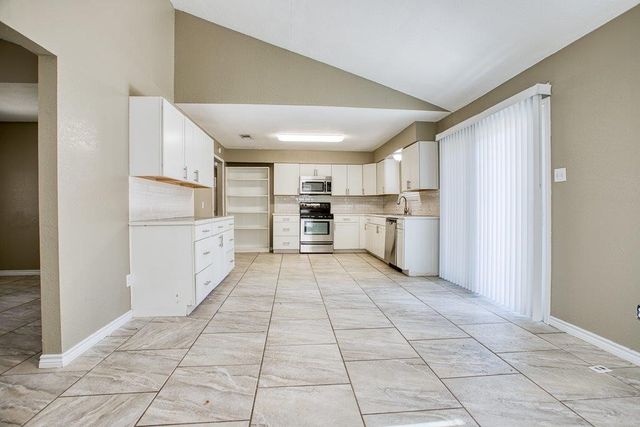 2303 Twin Oak Dr, Portland, TX 78374