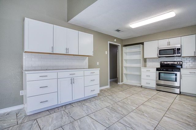 2303 Twin Oak Dr, Portland, TX 78374