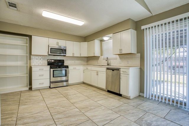 2303 Twin Oak Dr, Portland, TX 78374