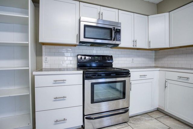 2303 Twin Oak Dr, Portland, TX 78374