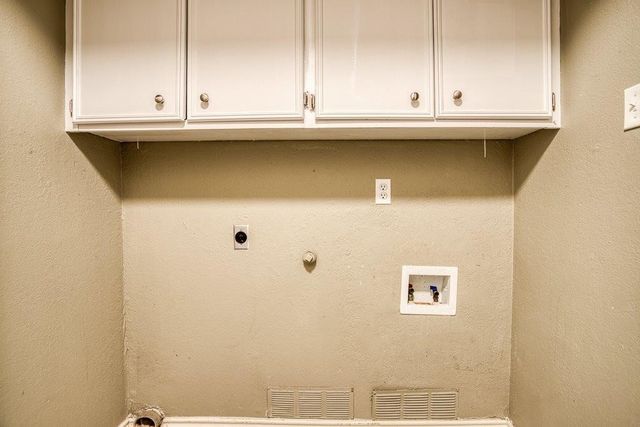 2303 Twin Oak Dr, Portland, TX 78374