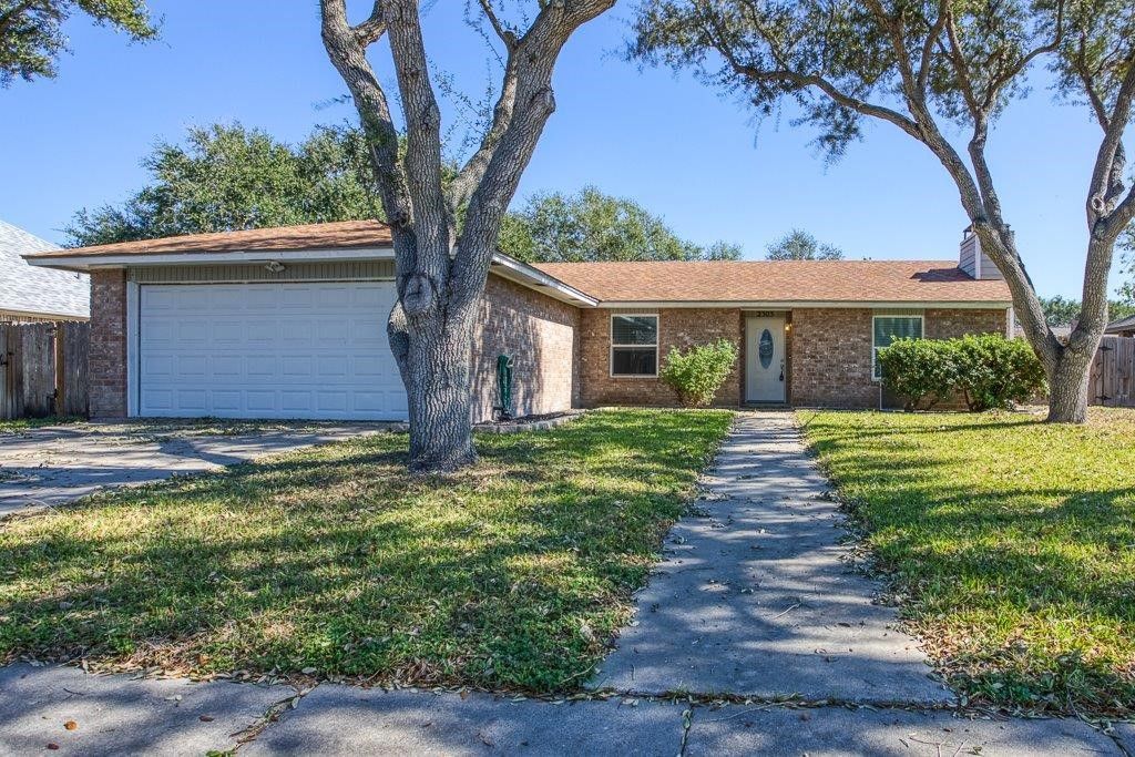 2303 Twin Oak Dr, Portland, TX 78374