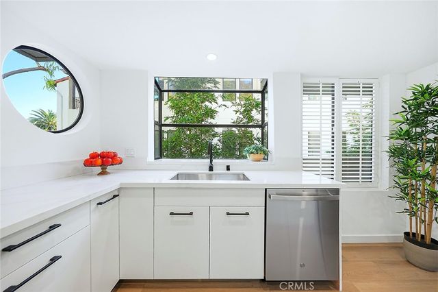 11601 Montana, Los Angeles, CA 90049