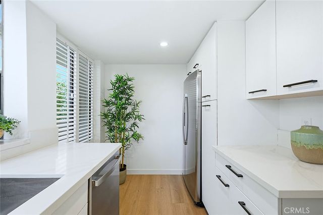 11601 Montana, Los Angeles, CA 90049