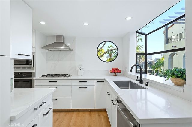 11601 Montana, Los Angeles, CA 90049