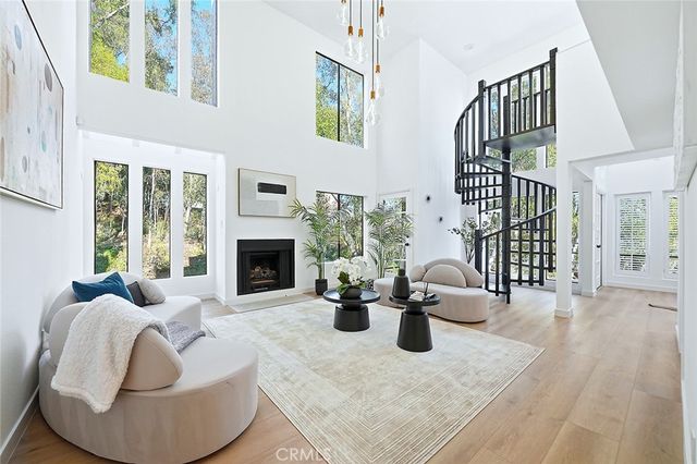 11601 Montana, Los Angeles, CA 90049