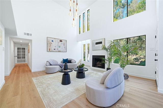 11601 Montana, Los Angeles, CA 90049