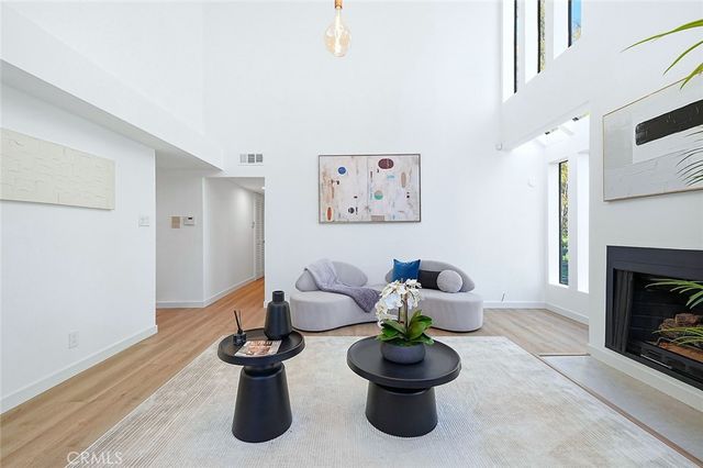 11601 Montana, Los Angeles, CA 90049