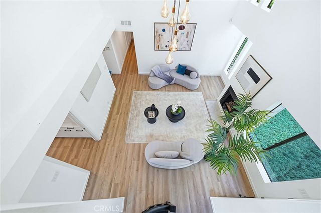 11601 Montana, Los Angeles, CA 90049