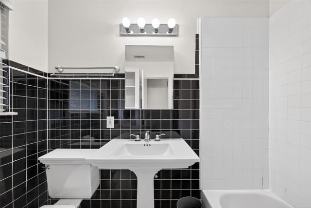 2010 Wakefield Drive, Houston, TX 77018