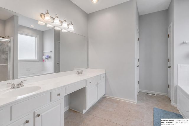 16148 V Circle, Omaha, NE 68135
