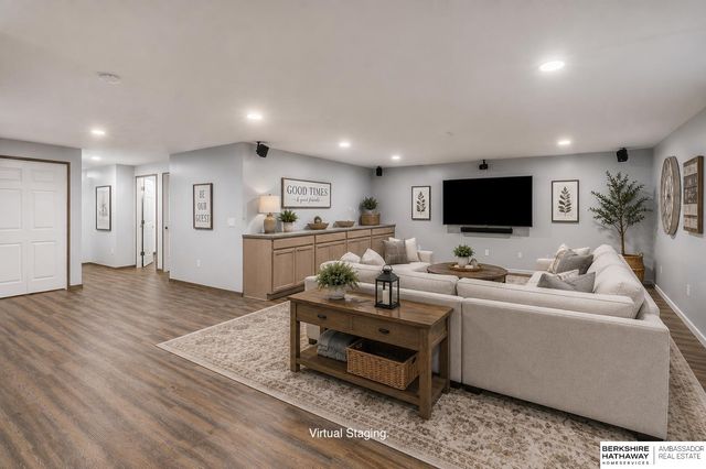 16148 V Circle, Omaha, NE 68135