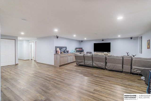 16148 V Circle, Omaha, NE 68135