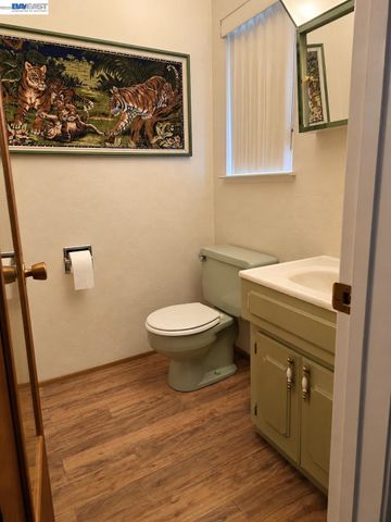 230 Flanders Ct, San Lorenzo, CA 94541