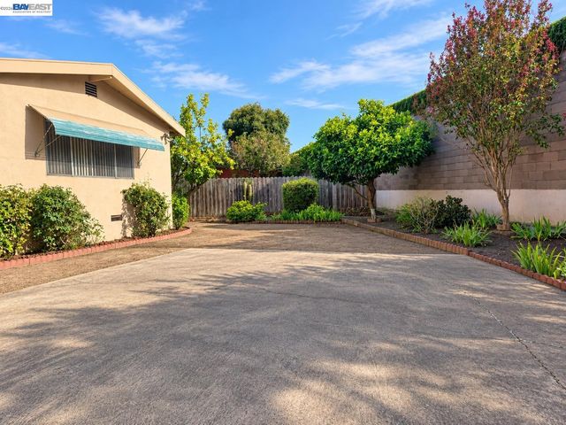 230 Flanders Ct, San Lorenzo, CA 94541