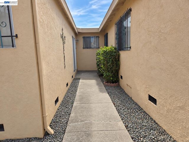 230 Flanders Ct, San Lorenzo, CA 94541